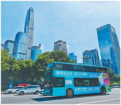 十五运会主题公交车在深圳市内多条线路投放。十五运会和残特奥会深圳赛区执委会供图
