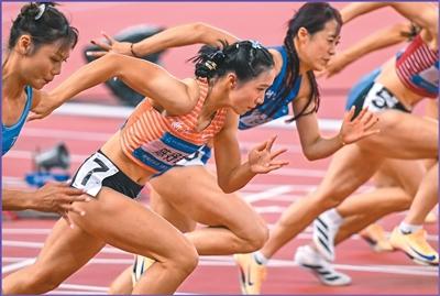 图为11月17日,浙江队选手陈妤颉(左二)在第十五届全国运动会田径女子100米复赛中起跑。最终,她晋级决赛并夺金。新华社记者 肖艺九摄