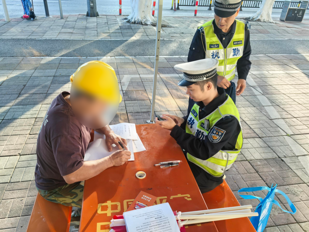 針對電動自行車駕駛人實施輕微交通違法行為，廣州市推行“三選一”勸導教育。廣州交警供圖