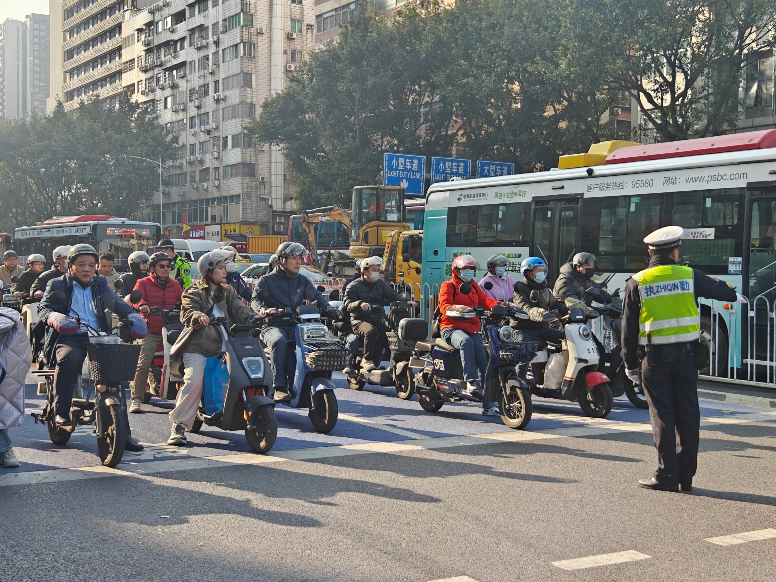 廣州交警呼吁市民朋友攜手同行，共同營造安全、有序、暢通的交通環境（資料圖）。人民網記者 王雅蝶攝