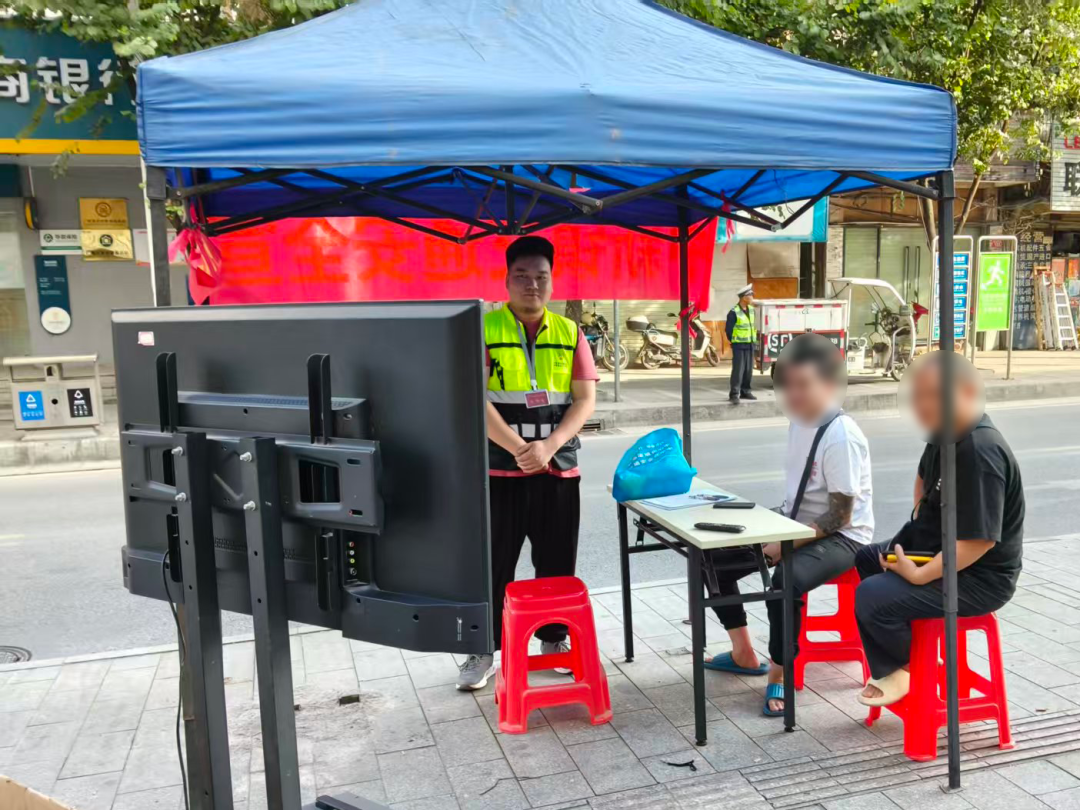 實施輕微交通違法行為的電動自行車駕駛人觀看交通安全警示教育視頻。廣州交警供圖