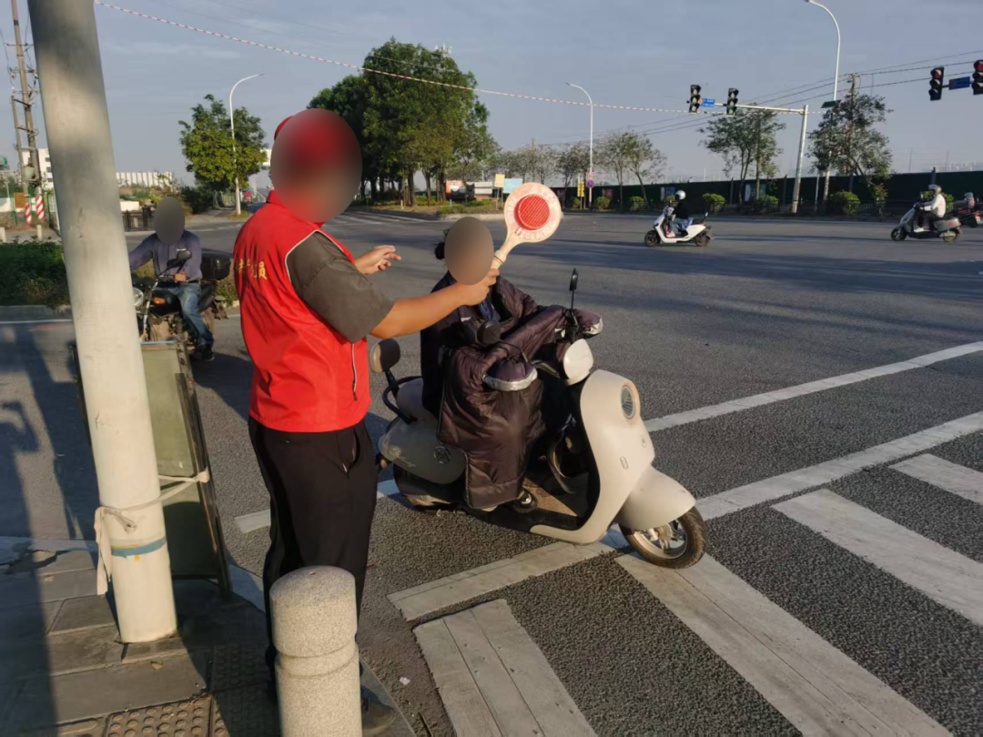 實施輕微交通違法行為的電動自行車駕駛人以志願者身份勸導不文明交通違法行為。廣州交警供圖