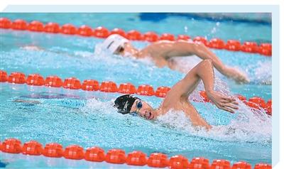  11月17日，第十五屆全國運動會游泳男子1500米自由泳決賽在廣東省深圳市舉行。圖為山東隊選手張展碩（下）在比賽中，他最終獲得冠軍。新華社記者 陳益宸攝