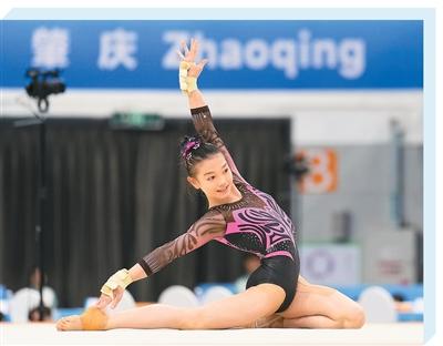 11月17日，第十五屆全國運動會體操項目女子自由體操決賽在廣東肇慶舉行。圖為廣東隊選手柯沁沁在比賽中。新華社記者 胥冰潔攝