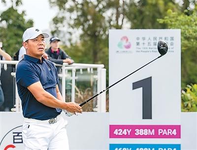 吳阿順在十五運會高爾夫球項目比賽中。作者供圖