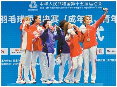  羽毛球女子雙打獲獎運動員在頒獎儀式后自拍留念。本報記者 蔣雨師攝