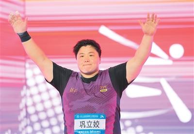 11月16日，第十五屆全國運動會田徑女子鉛球決賽在廣東廣州舉行。圖為河北隊選手鞏立姣在比賽前亮相。這名36歲的老將以19米68的成績再次摘得桂冠。自2009年在山東濟南首次奪冠以來，鞏立姣已經連續五屆獲得全運會女子鉛球金牌，成為全運會田徑史上首位單項五連冠的運動員。新華社記者 李一博攝