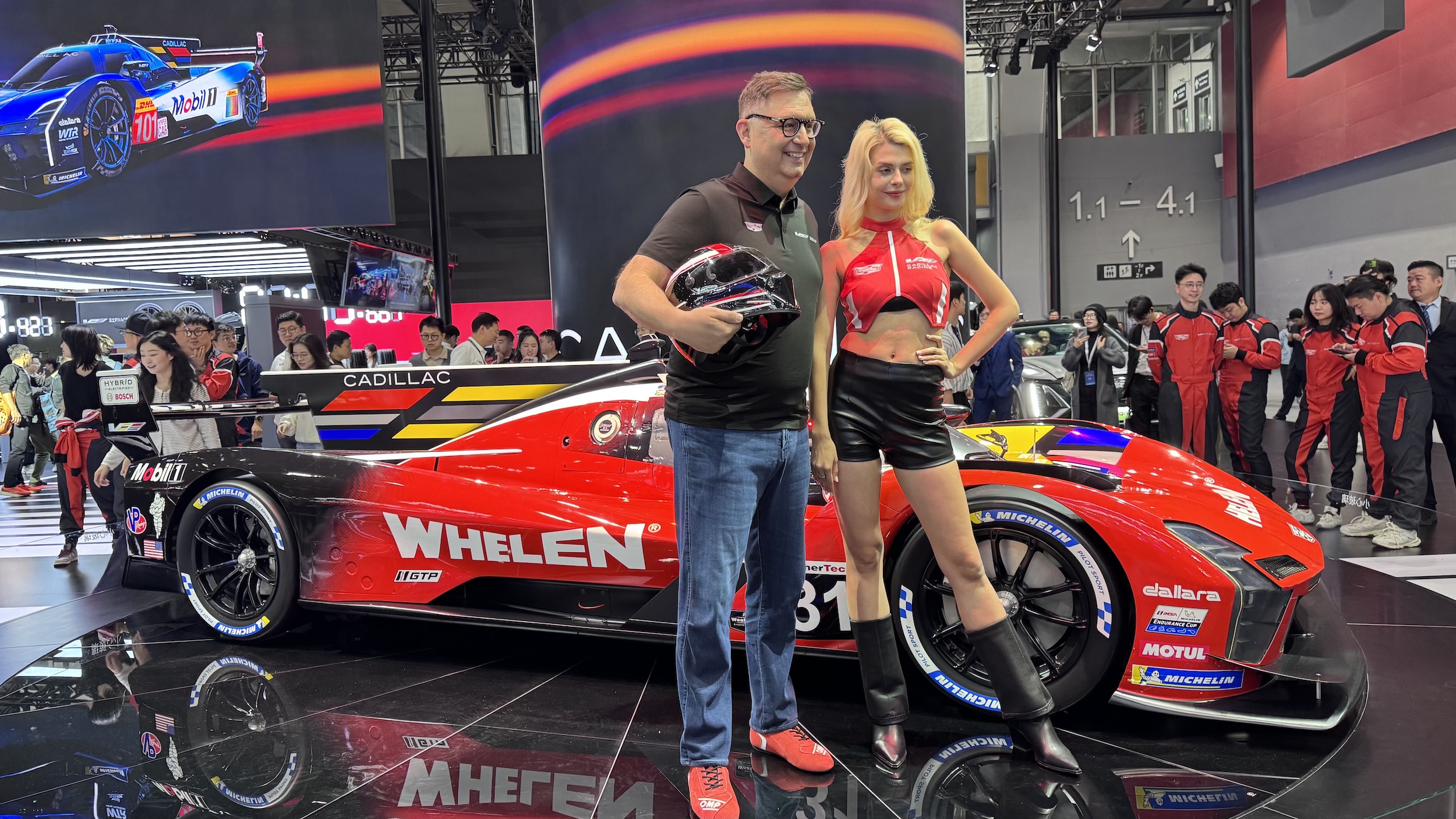 廣州車展現場，外國觀眾與車模合影。人民網 李昊洋攝