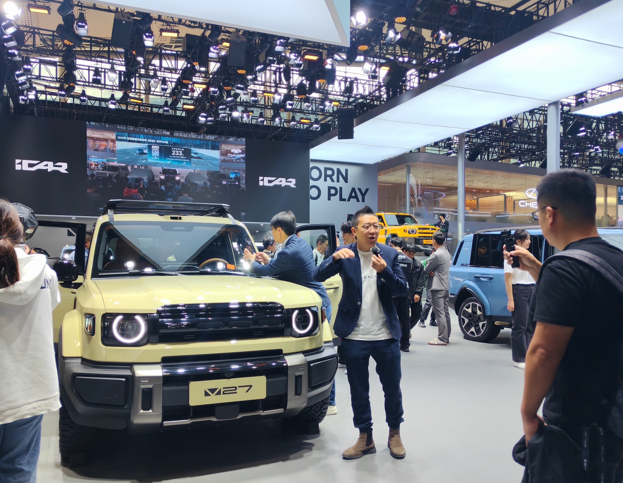 廣州車展現場，汽車媒體人在現場進行直播講解。人民網 寧玉瑛攝