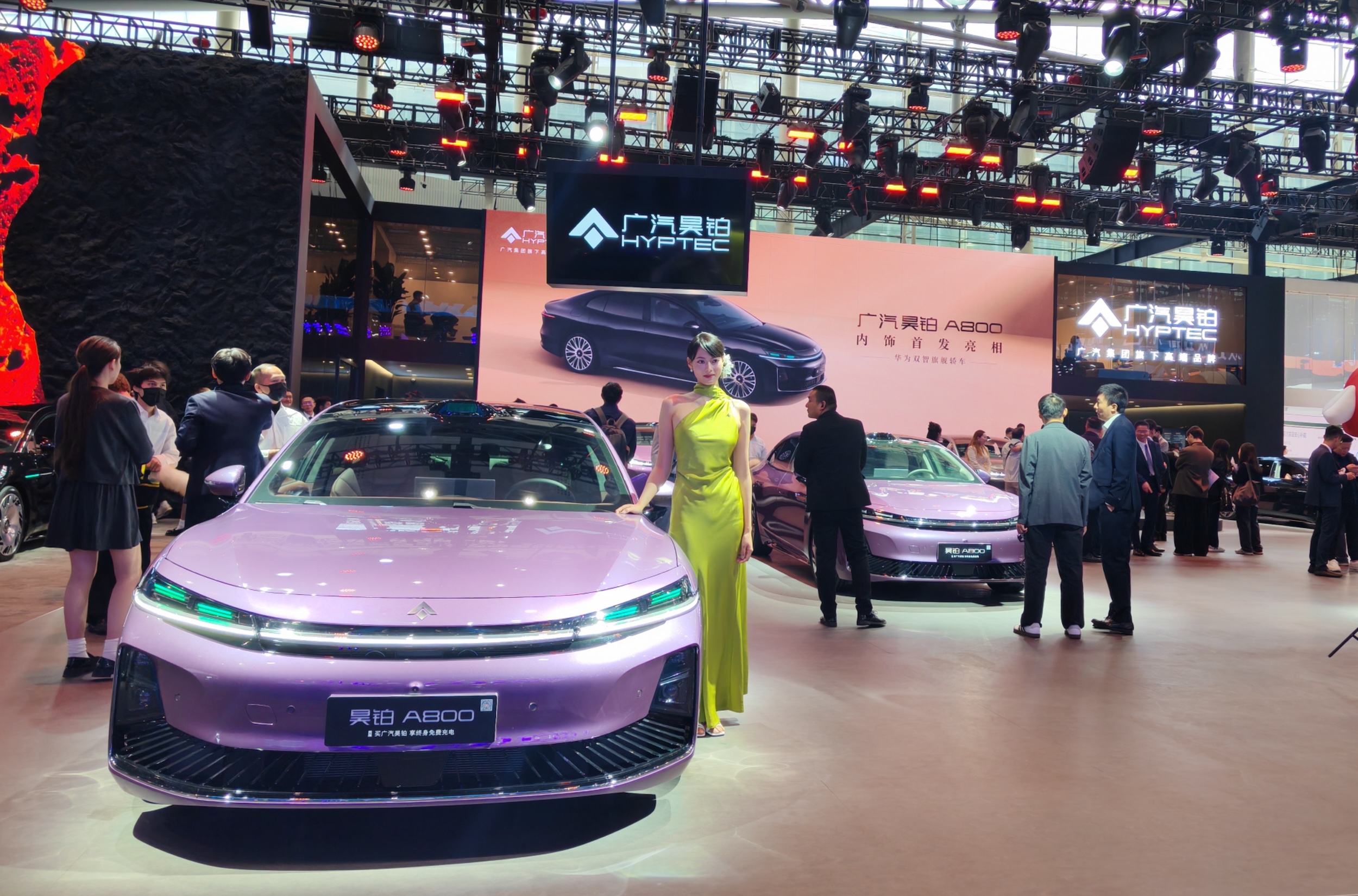 各車企競相詮釋“新科技·新生活”的展會主題。人民網 寧玉瑛攝