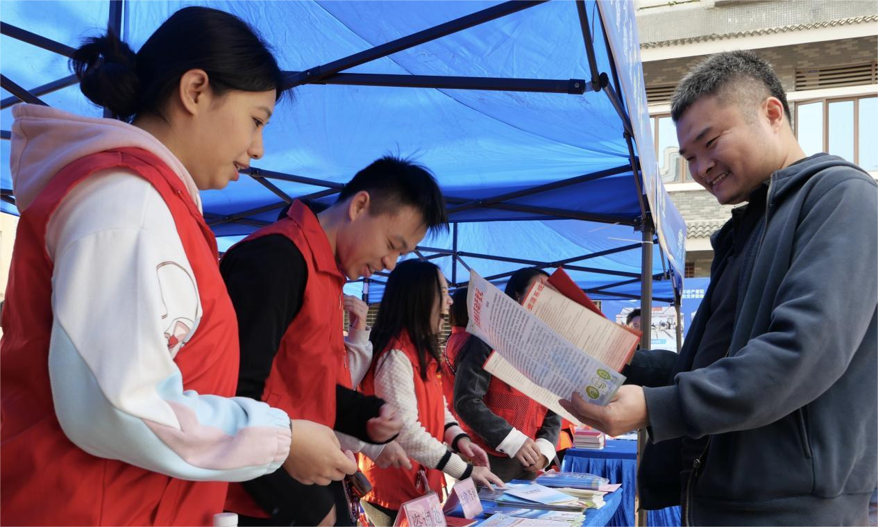 活動現場，群眾積極參與，了解法律知識。