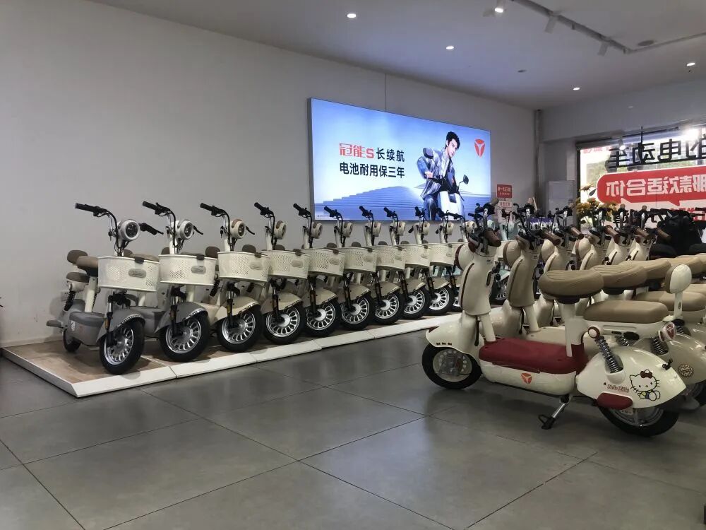 广州天河雅迪电动车销售店在售的新国标电动车。受访者供图