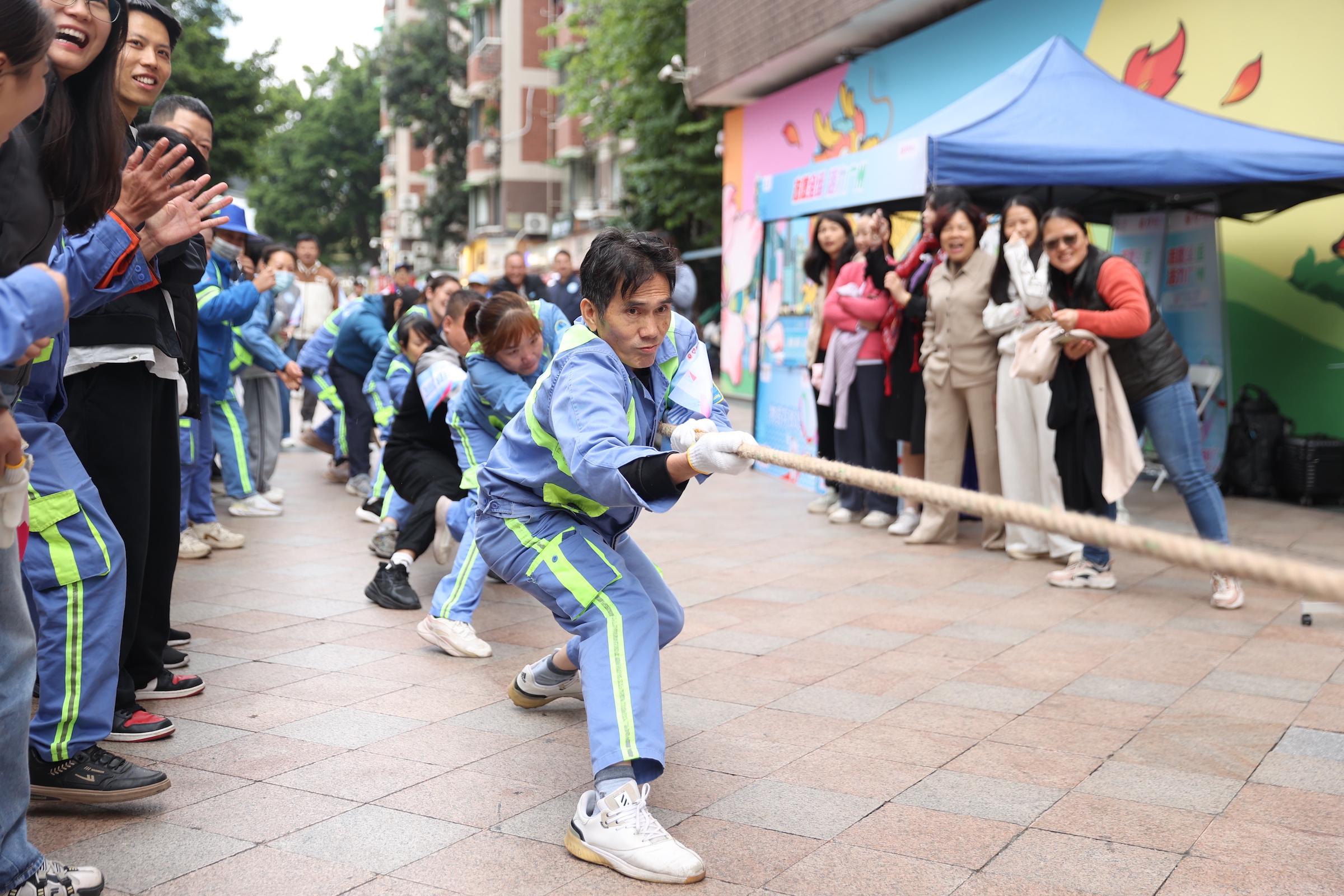 “燃動天河·和美社區”新彩廣州全民志願行動在天河區舉行。廣州市團委供圖