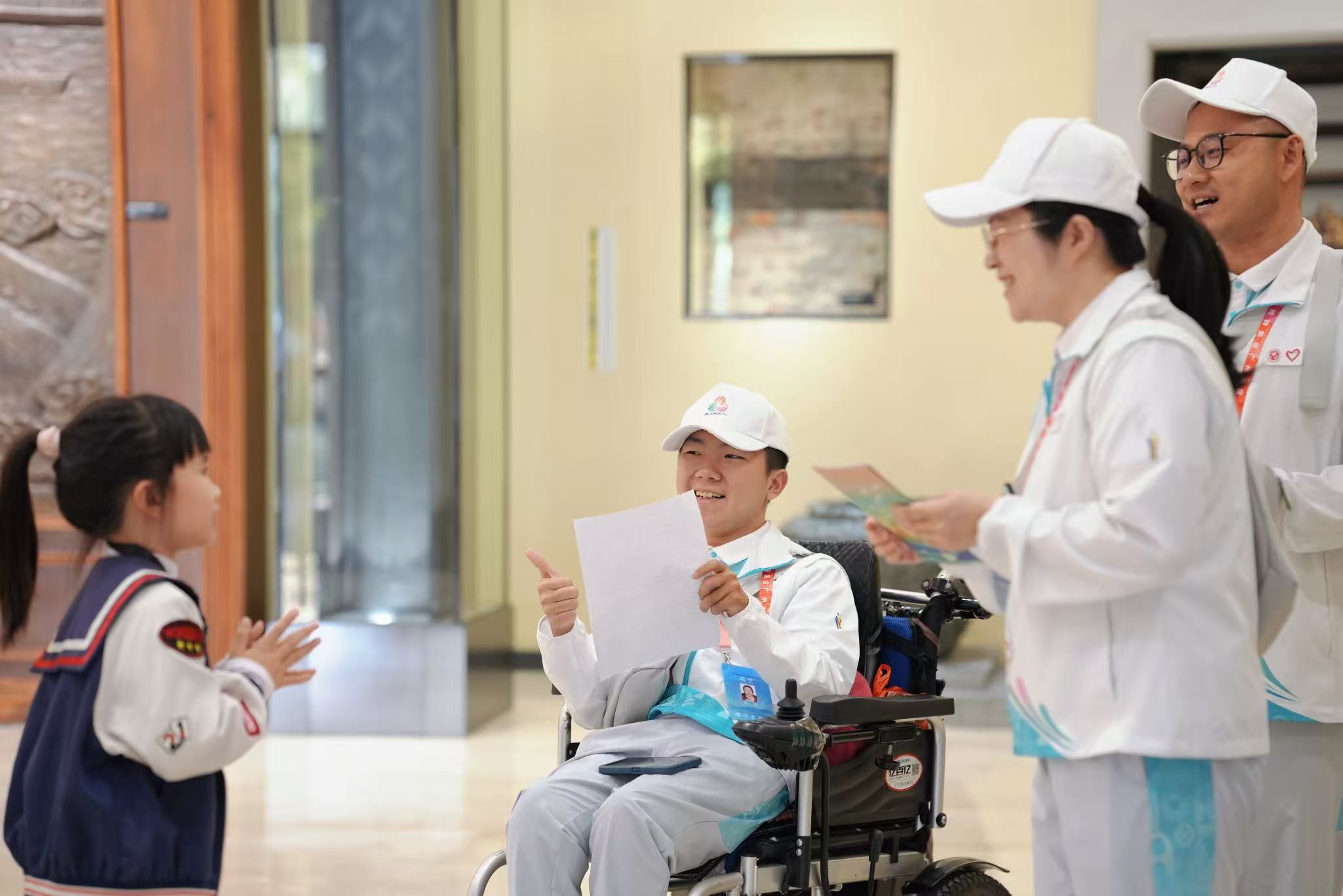 來自廣州華僑博物館殘健融合志願隊伍的殘疾人志願者蔡仙佑用志願服務讓城市文明更添愛與溫度。廣州市團委供圖