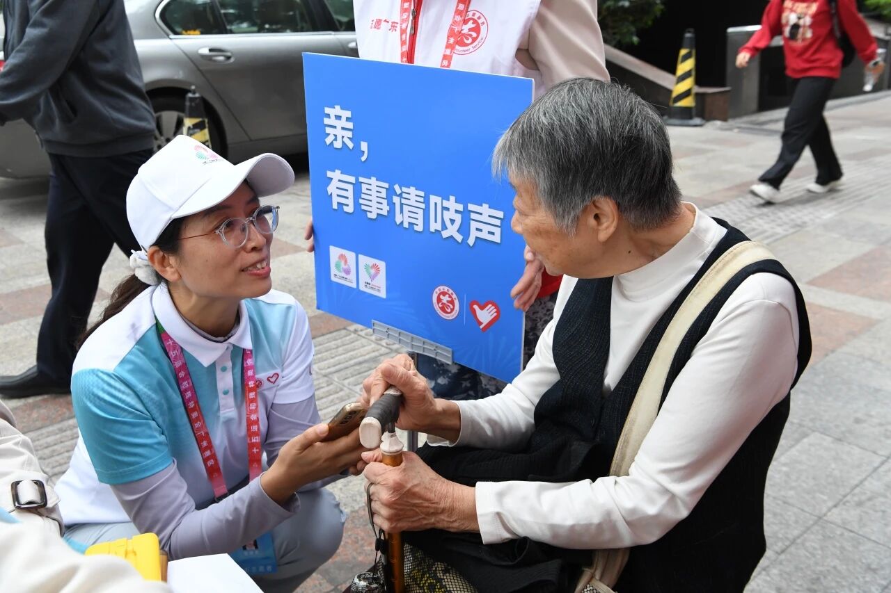 廣州市約1.8萬名城市志願者，以奉獻精神搭建大灣區“同心橋”，成為盛會上最動人的風景線。廣州市團委供圖