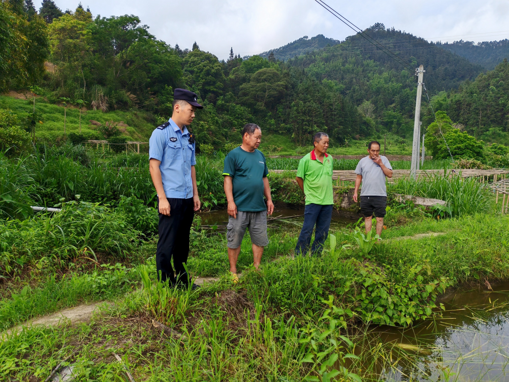 陽江陽春市圭崗鎮,圭崗派出所副所長李遠裡(左一)了解群眾“急難愁盼”。陽江市公安局供圖