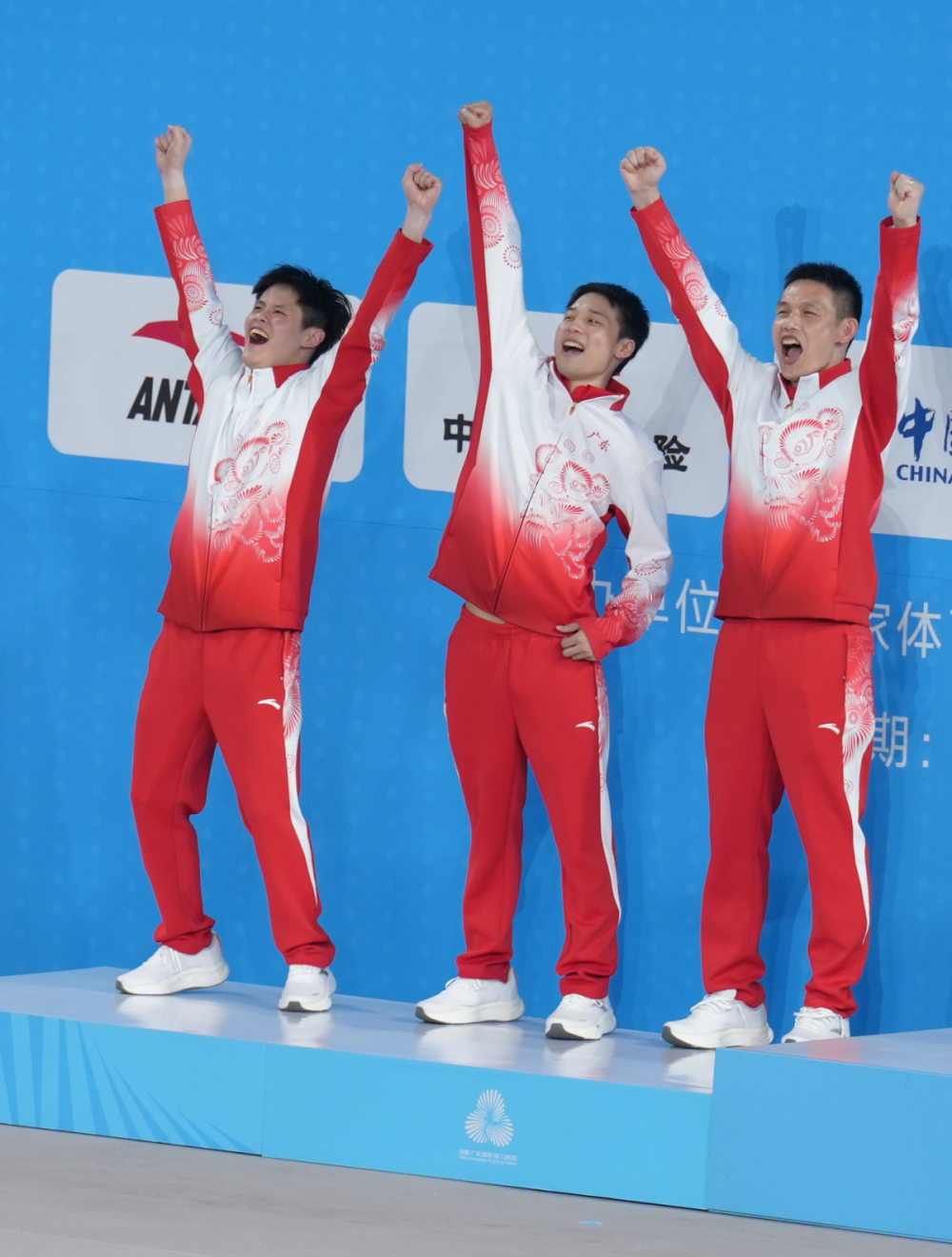 圓滿謝幕，陳艾森（中）與隊友在十五運會賽場共同慶祝。受訪者供圖