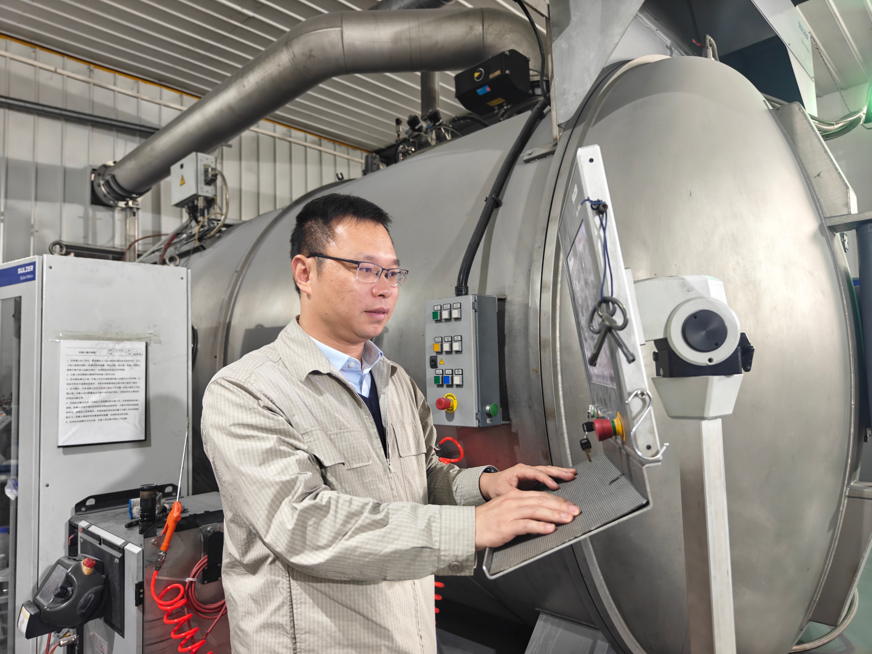 廣東省科學院新材料研究所熱噴涂研究中心副主任張小鋒操作PS-PVD噴涂系統。人民網記者 王雅蝶攝