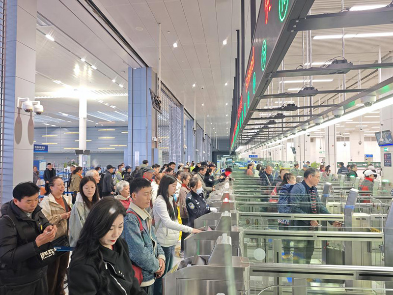 1月4日，港珠澳大橋珠海公路口岸一開關就迎來出境高峰。田佳琪攝