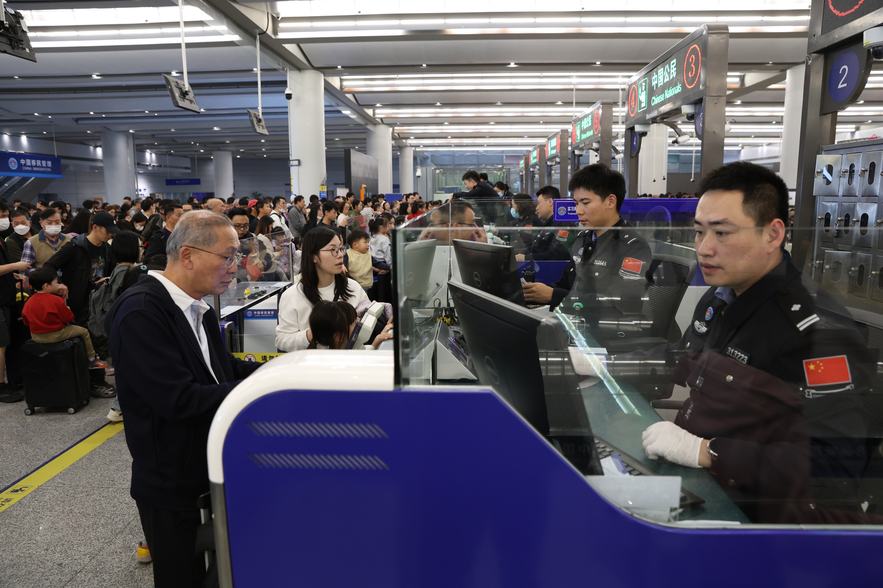 近年来,港珠澳大桥珠海公路口岸出入境旅客数量快速上升。(资料图)港珠澳大桥边检站供图