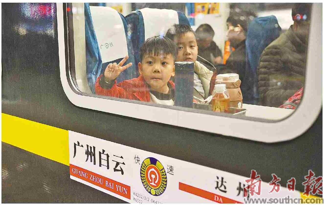2月2日0时01分，广东首趟春运列车从广州白云站始发。南方日报记者 石磊 实习生 廖逸新摄