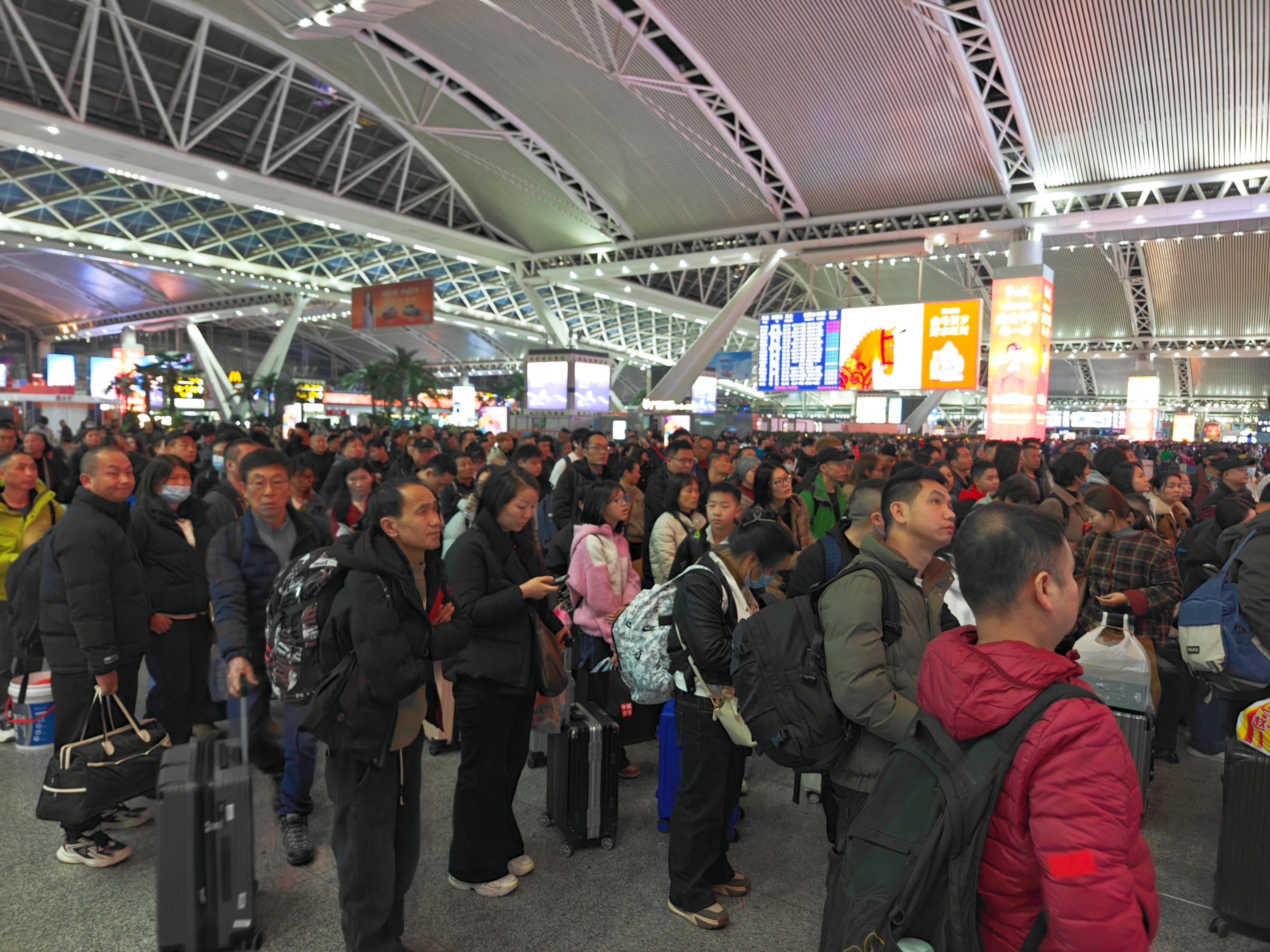2月2日,廣州南站,大量旅客排隊等待檢票。人民網記者 王雅蝶攝