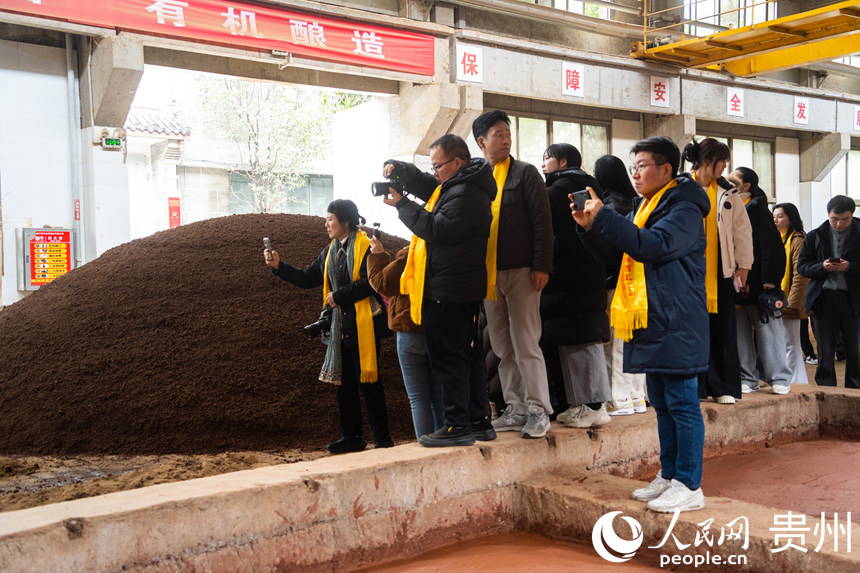 外国嘉宾在车间调研酱香白酒生产技艺。人民网 阳茜摄