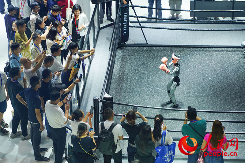 宇樹科技人形機器人在全球數字貿易博覽會上進行拳擊展示。人民網 章勇濤攝