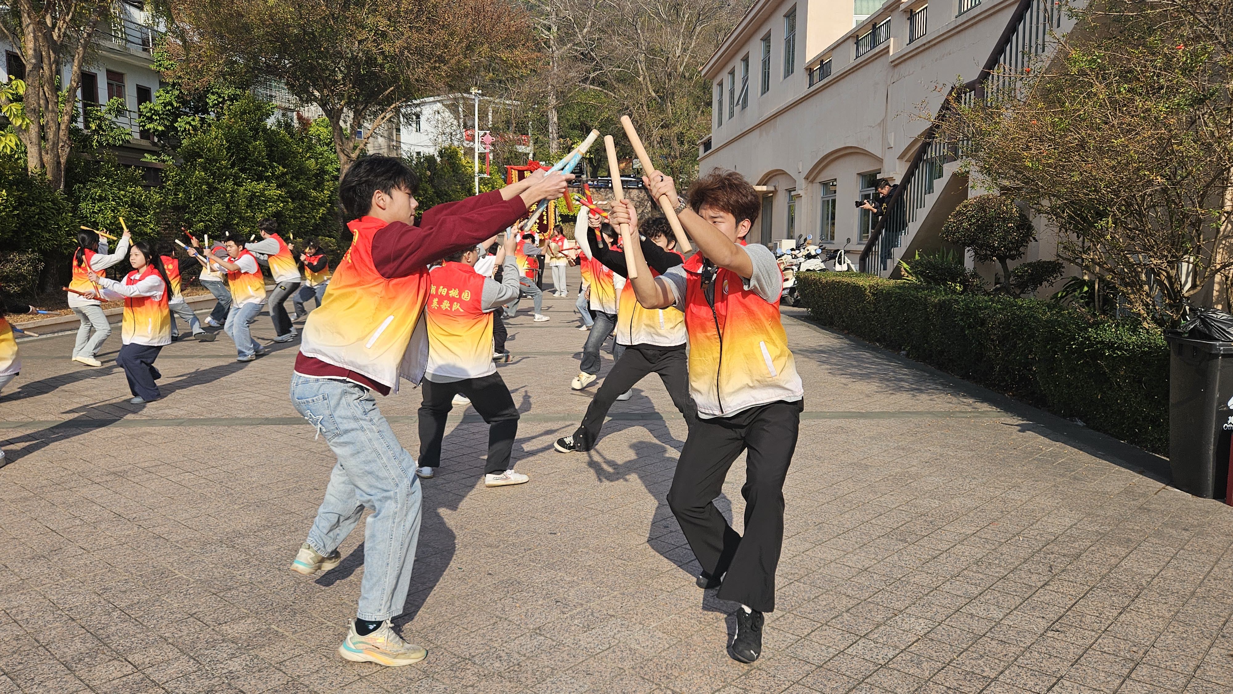 潮阳桃园英歌训练基地，队员们正备战2026年春节潮阳英歌嘉年华。人民网 张永生摄
