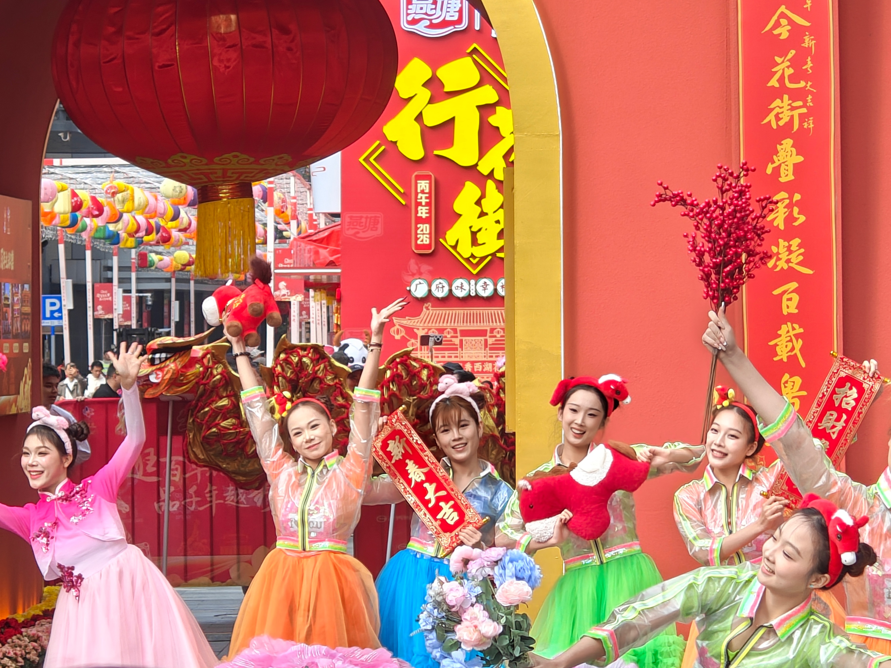 2026年越秀西湖花市开市现场，上演特色舞蹈。人民网记者 王雅蝶摄