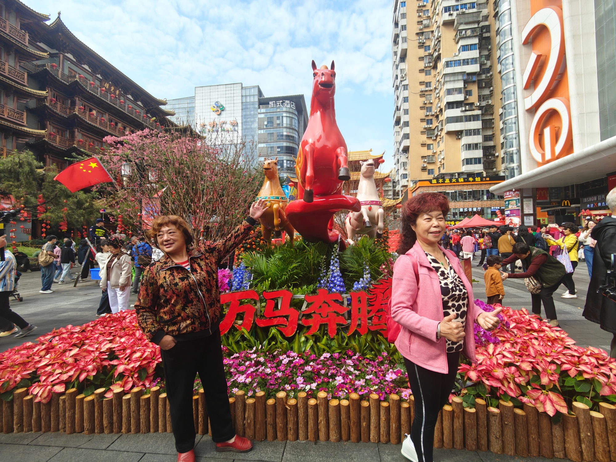 2026年越秀西湖花市马年元素满满。人民网记者 王雅蝶摄