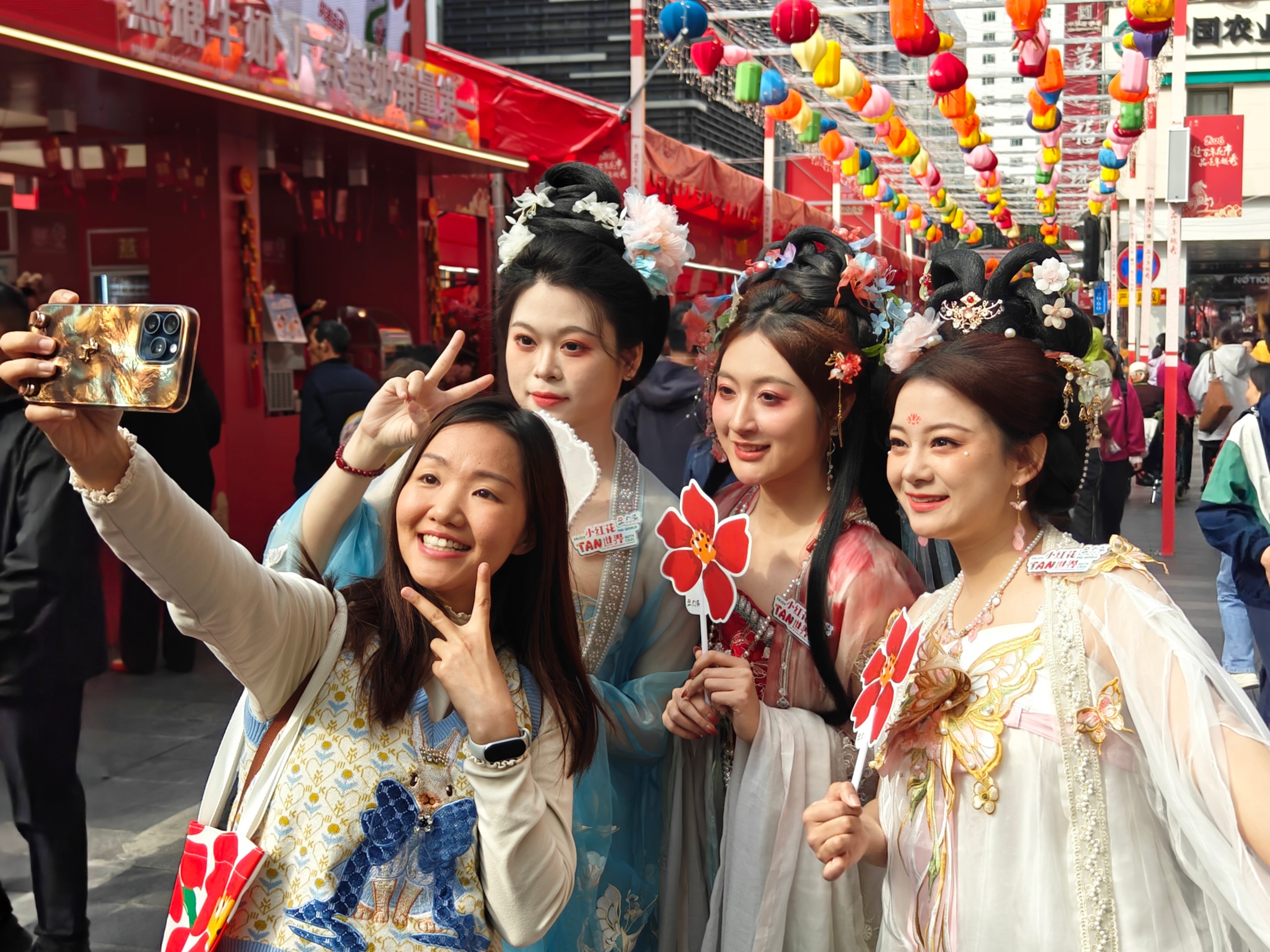2026年越秀西湖花市，市民与身着汉服的姑娘们合照。人民网记者 王雅蝶摄
