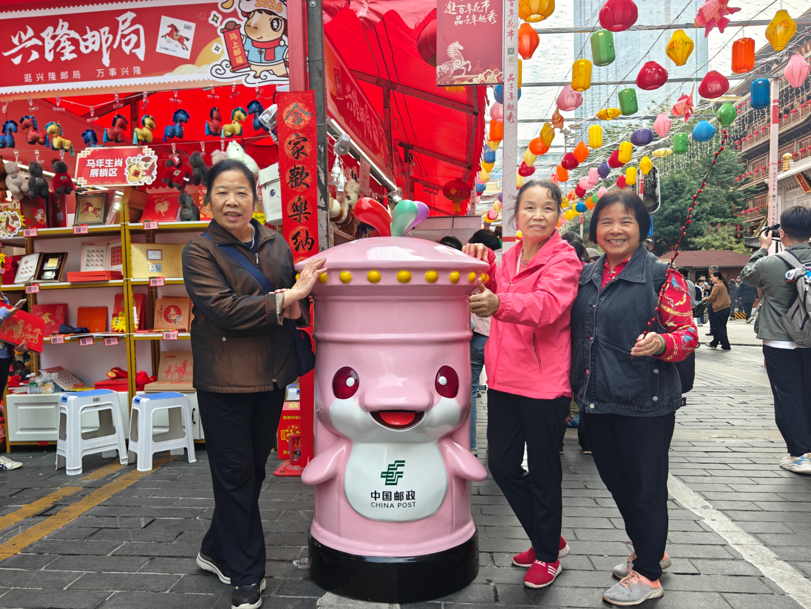 2026年越秀西湖花市，“大湾鸡”IP元素吸引市民梁女士一行合照留念。人民网记者 王雅蝶摄