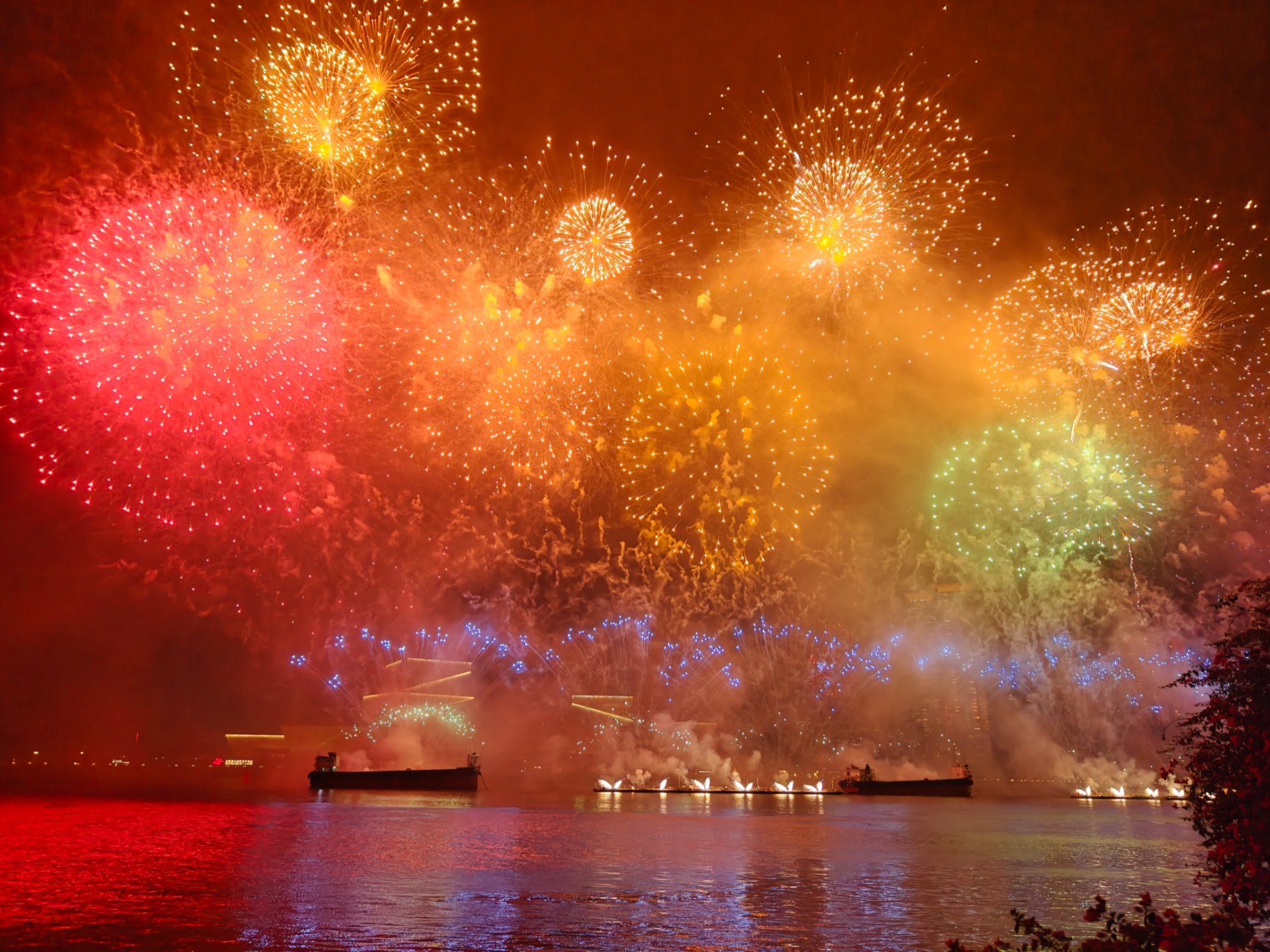 烟花汇演现场，绽放的五色火花如丰硕果实。人民网记者 王雅蝶摄