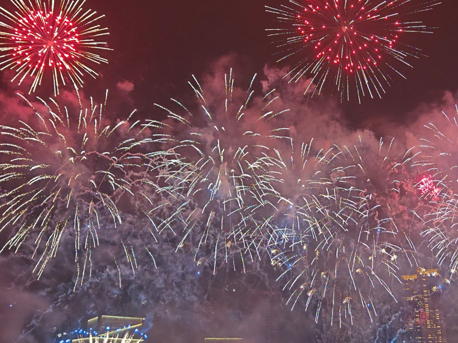 煙花匯演現場，璀璨奪目。人民網記者 王雅蝶攝