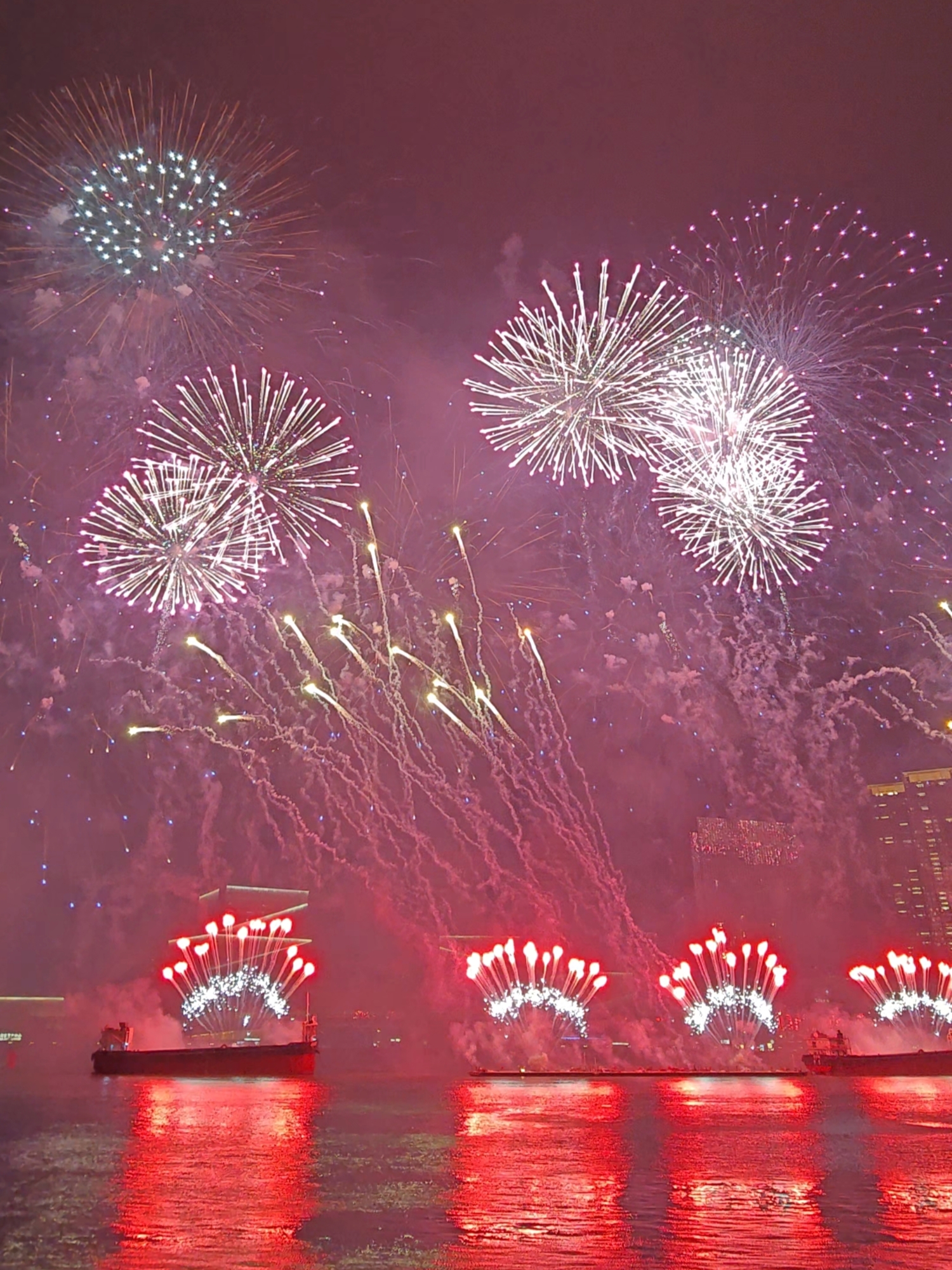 煙花匯演現場，焰火向上舒展后層層綻放。人民網記者 王雅蝶攝