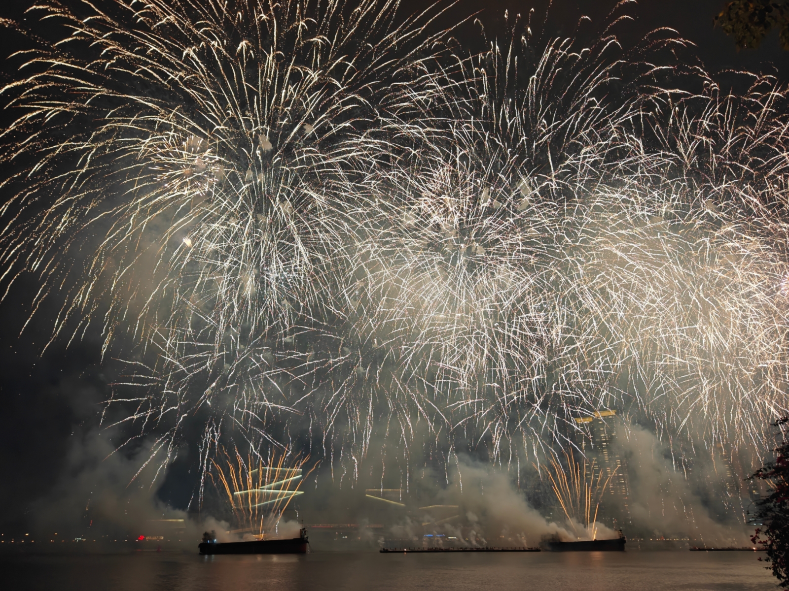 煙花匯演現場，禮花彈總數為15.38萬發。人民網記者 王雅蝶攝