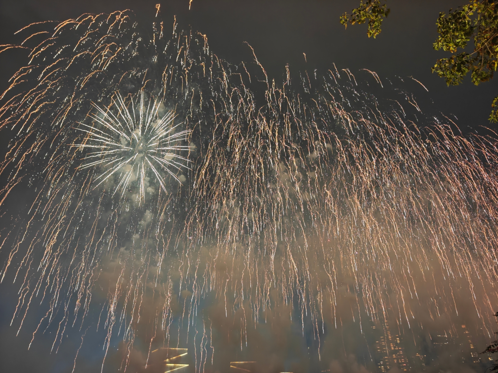 煙花匯演現場，焰火綻放，勾勒浪漫詩畫。人民網記者 王雅蝶攝