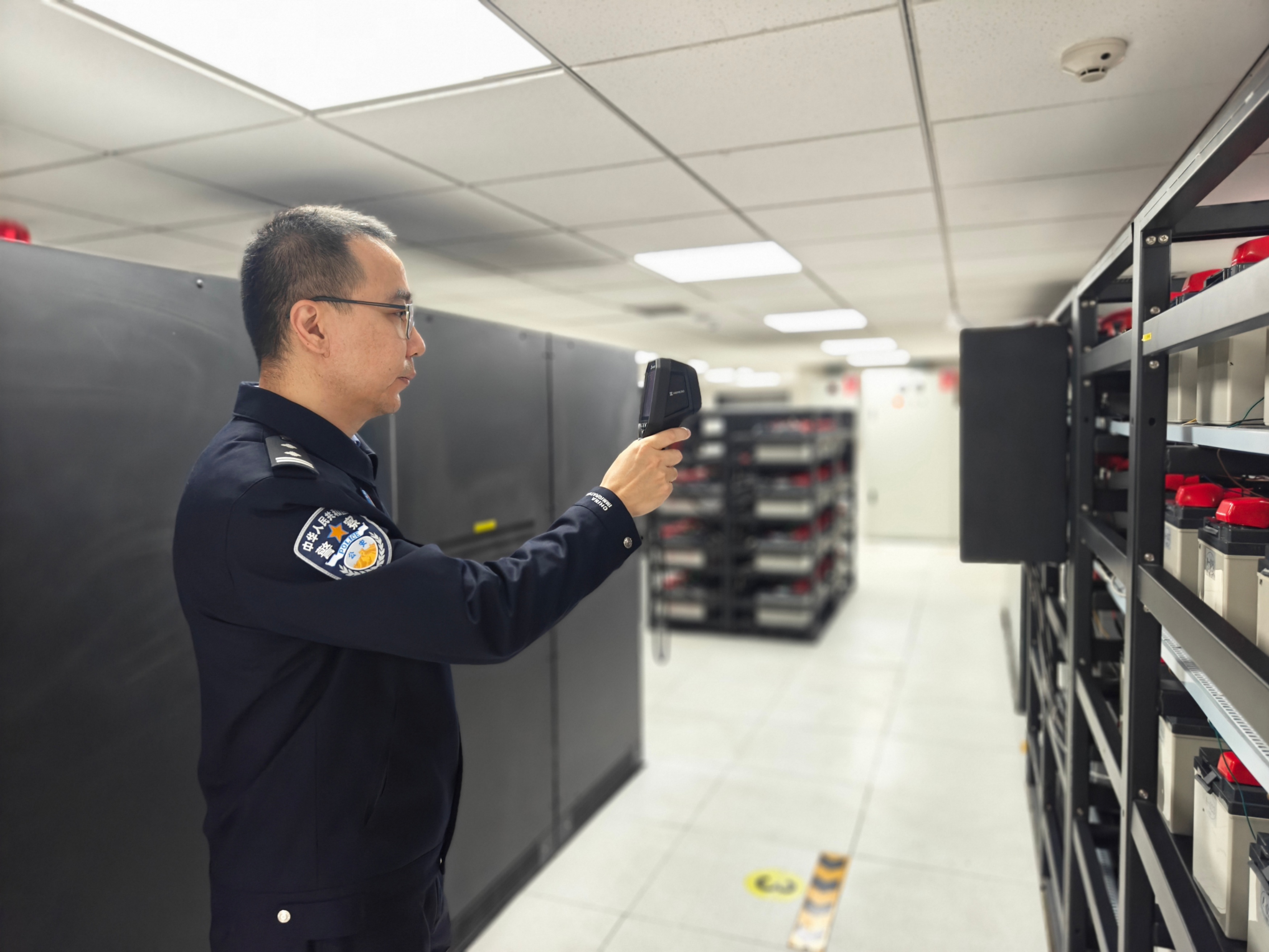 付銀鵬用熱成像檢測儀檢查電池充電情況。人民網記者 王雅蝶攝