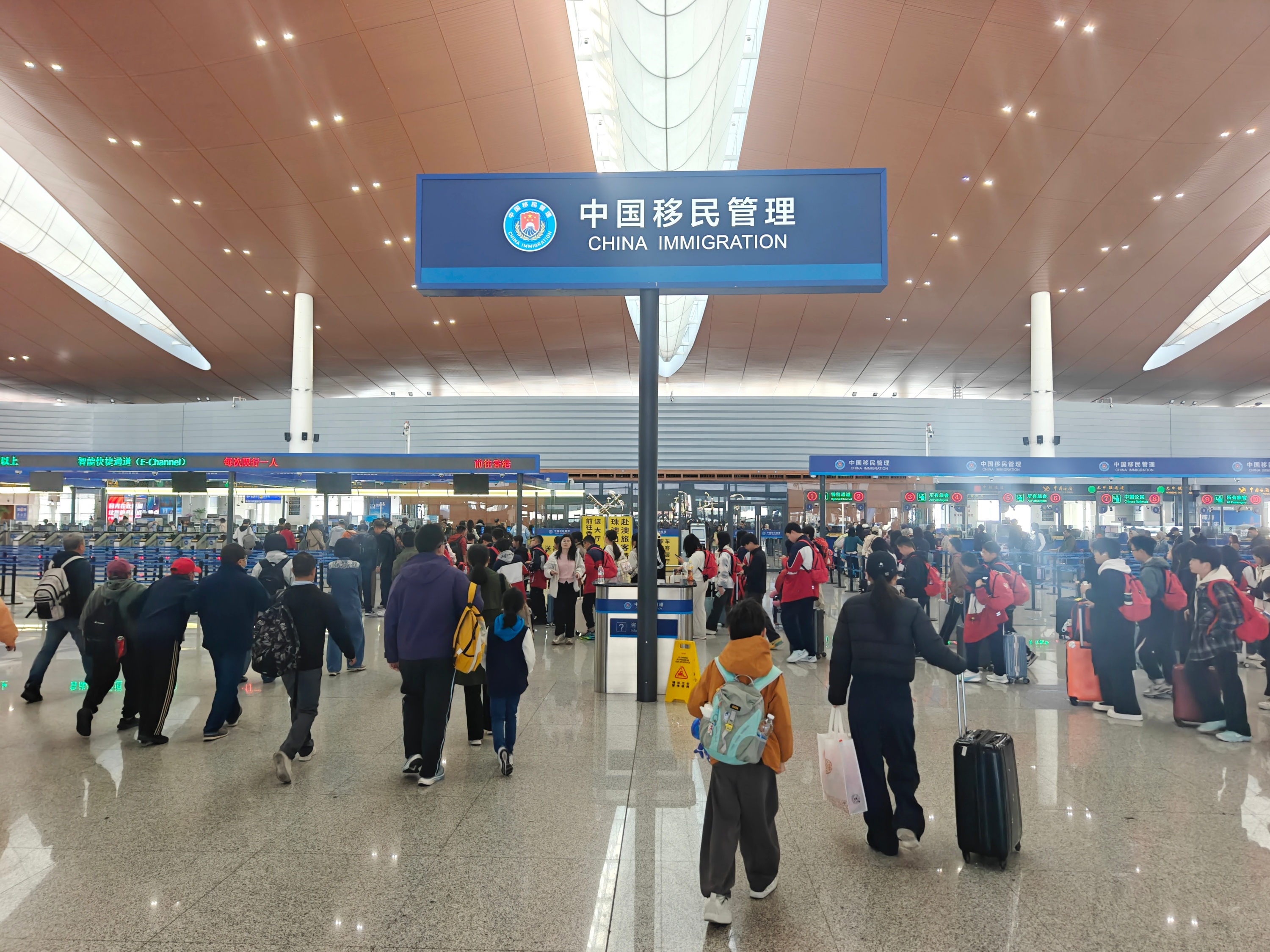 港珠澳大橋珠海公路口岸,大量旅客准備出境前往香港研學、旅游、探親等。人民網記者 王雅蝶攝