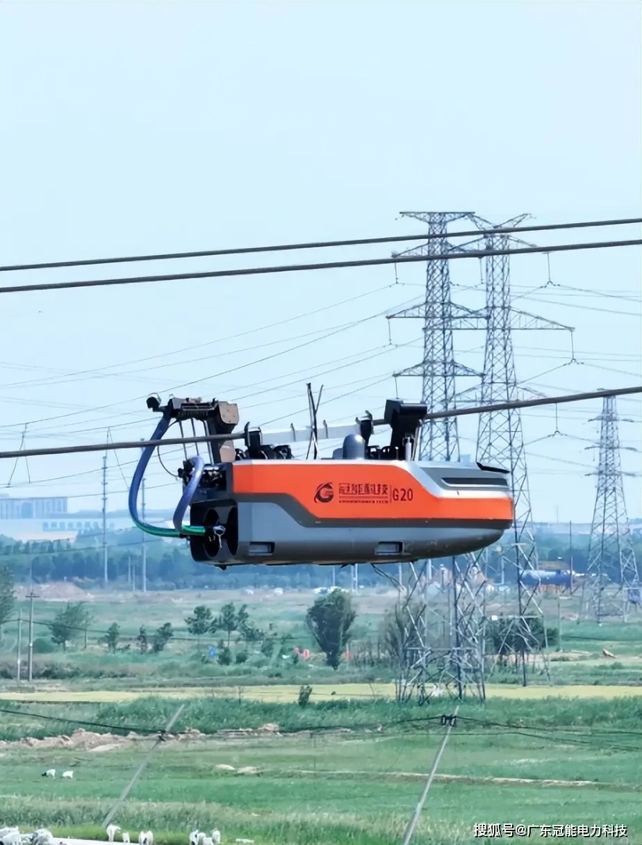 圖為冠能電力絕緣涂覆機器人在工作