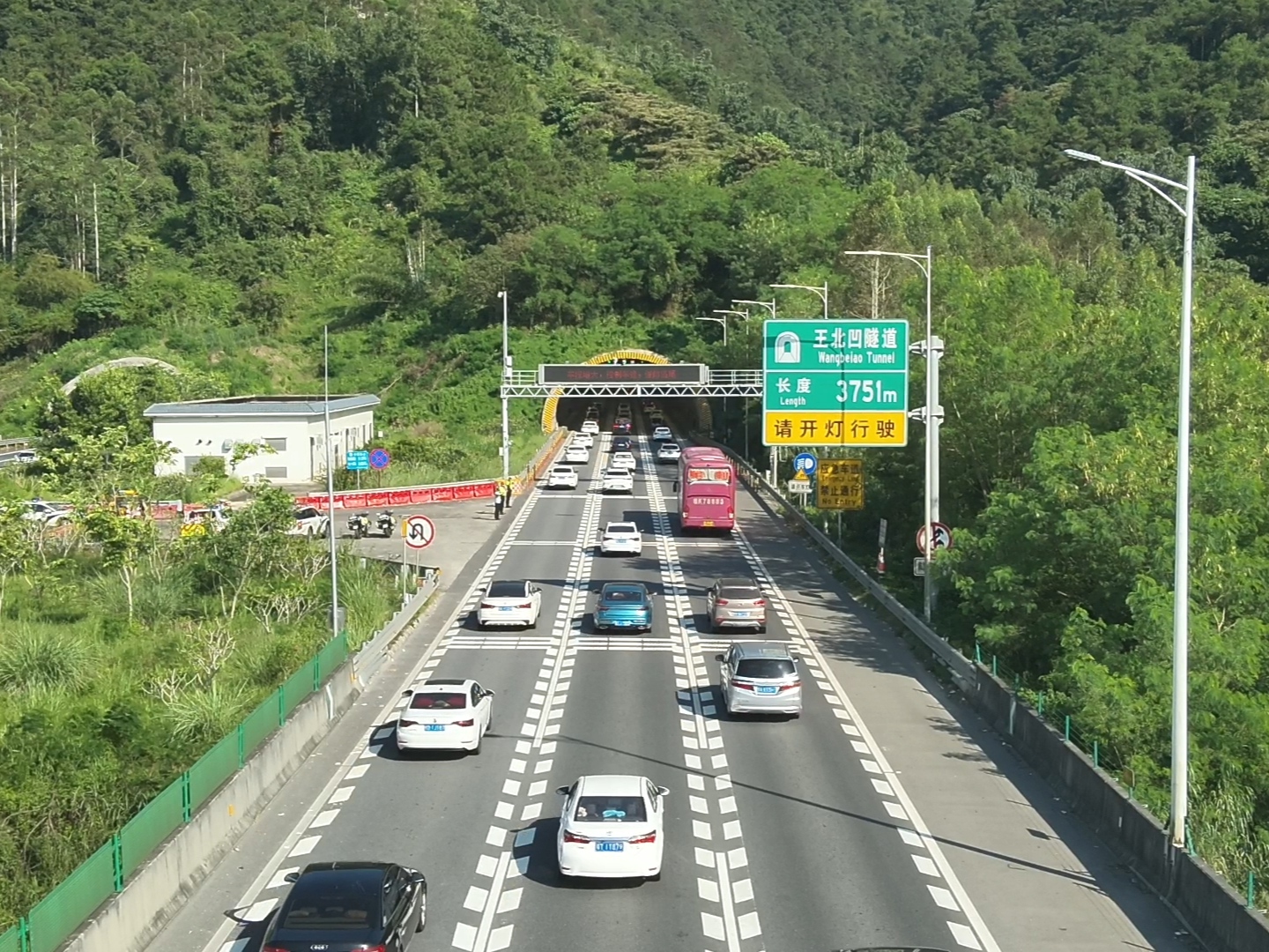 2026年春運，廣昆高速路段，雲浮高速交警守護車流暢通。雲浮市公安局供圖