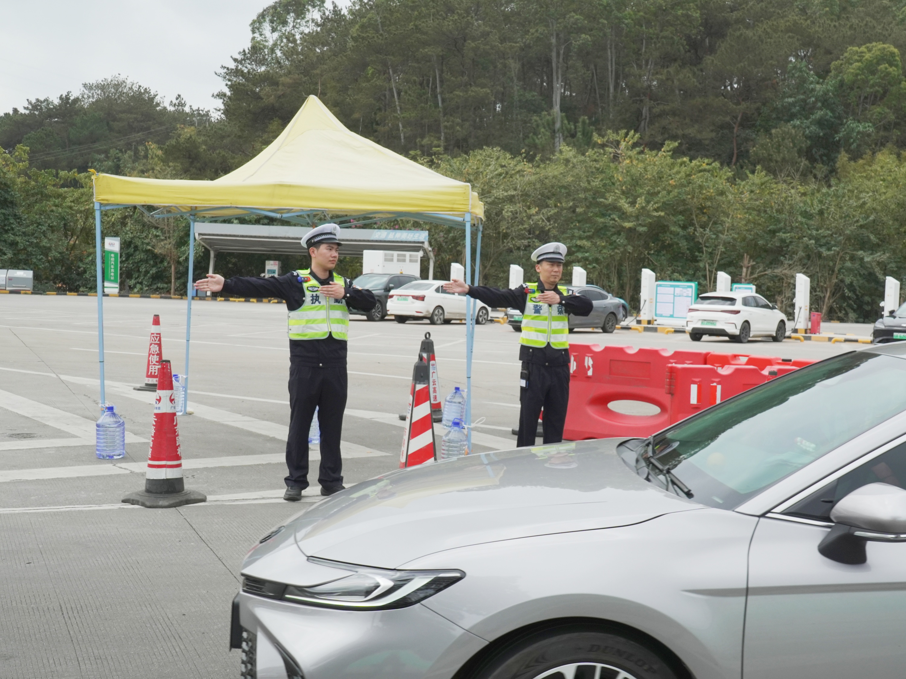 2026年春運，林俊斌（右）與蘇宇華在安塘服務區執勤。人民網 張永生攝