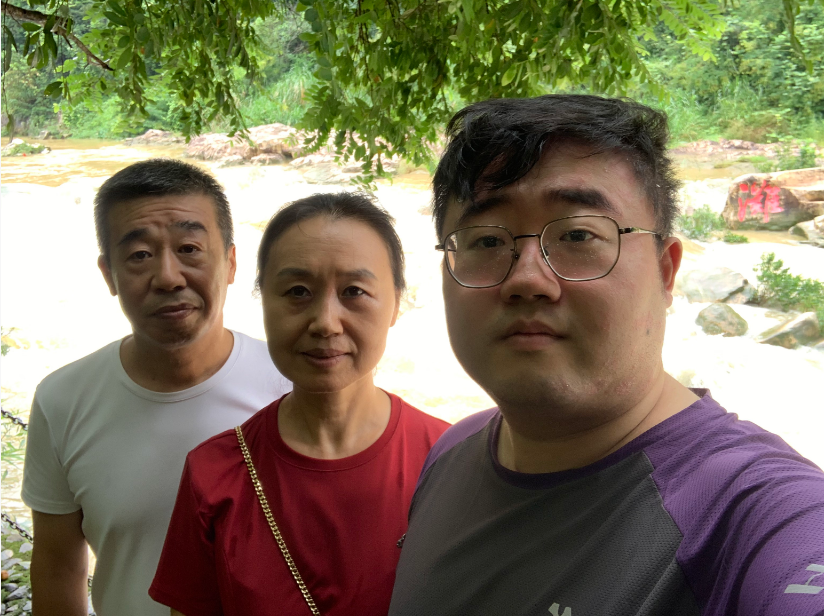 圖為喬健恆（右一）和爸媽在今年春節期間的自拍合影。喬健恆攝