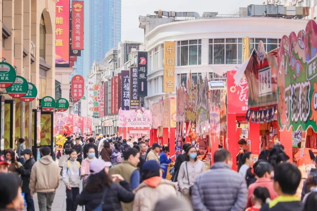 圖為春節期間上下九步行街的熱鬧場景。廣州市商務局供圖
