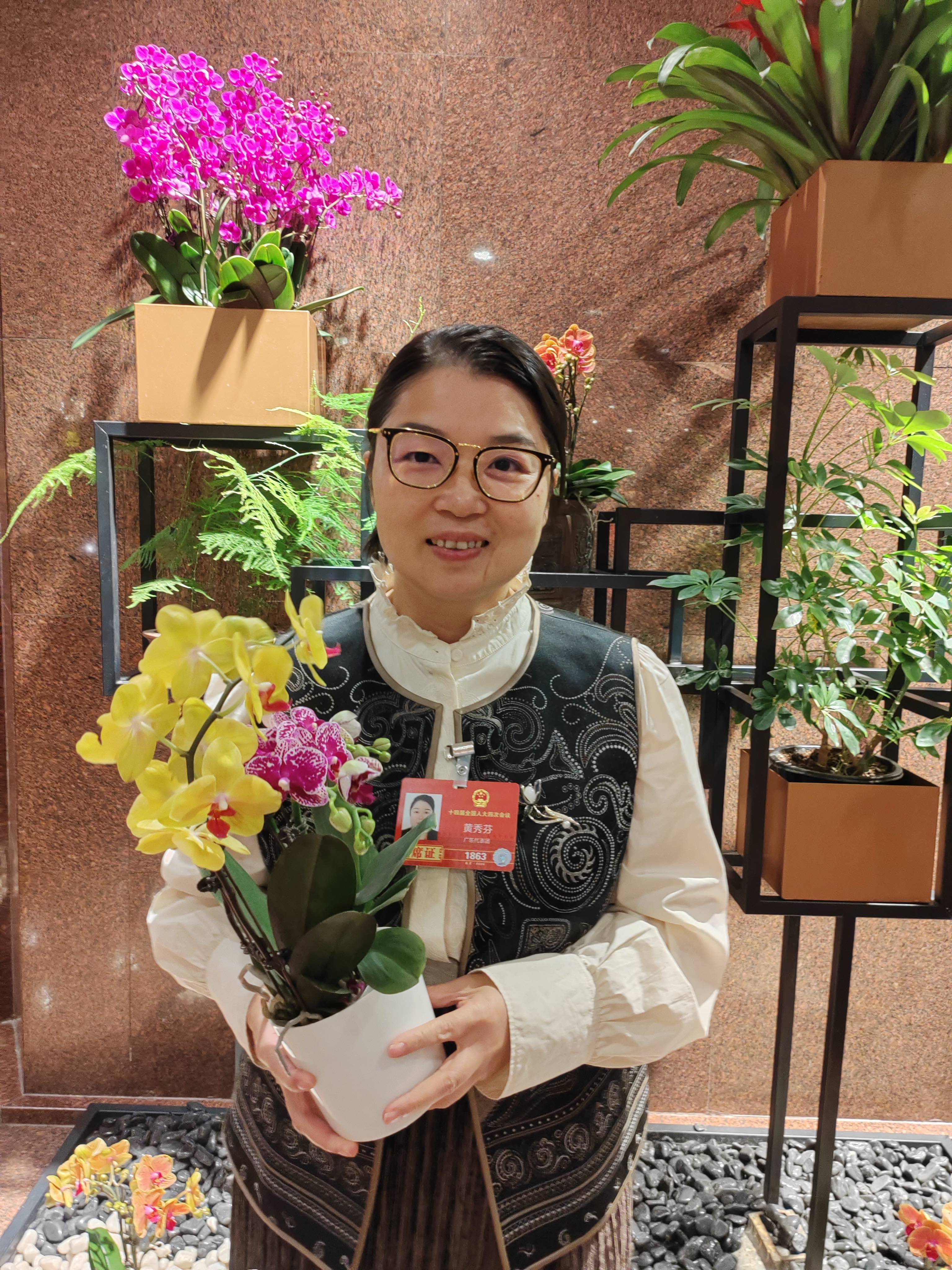 黃秀芬代表和翁源蘭花。洪秋婷 攝