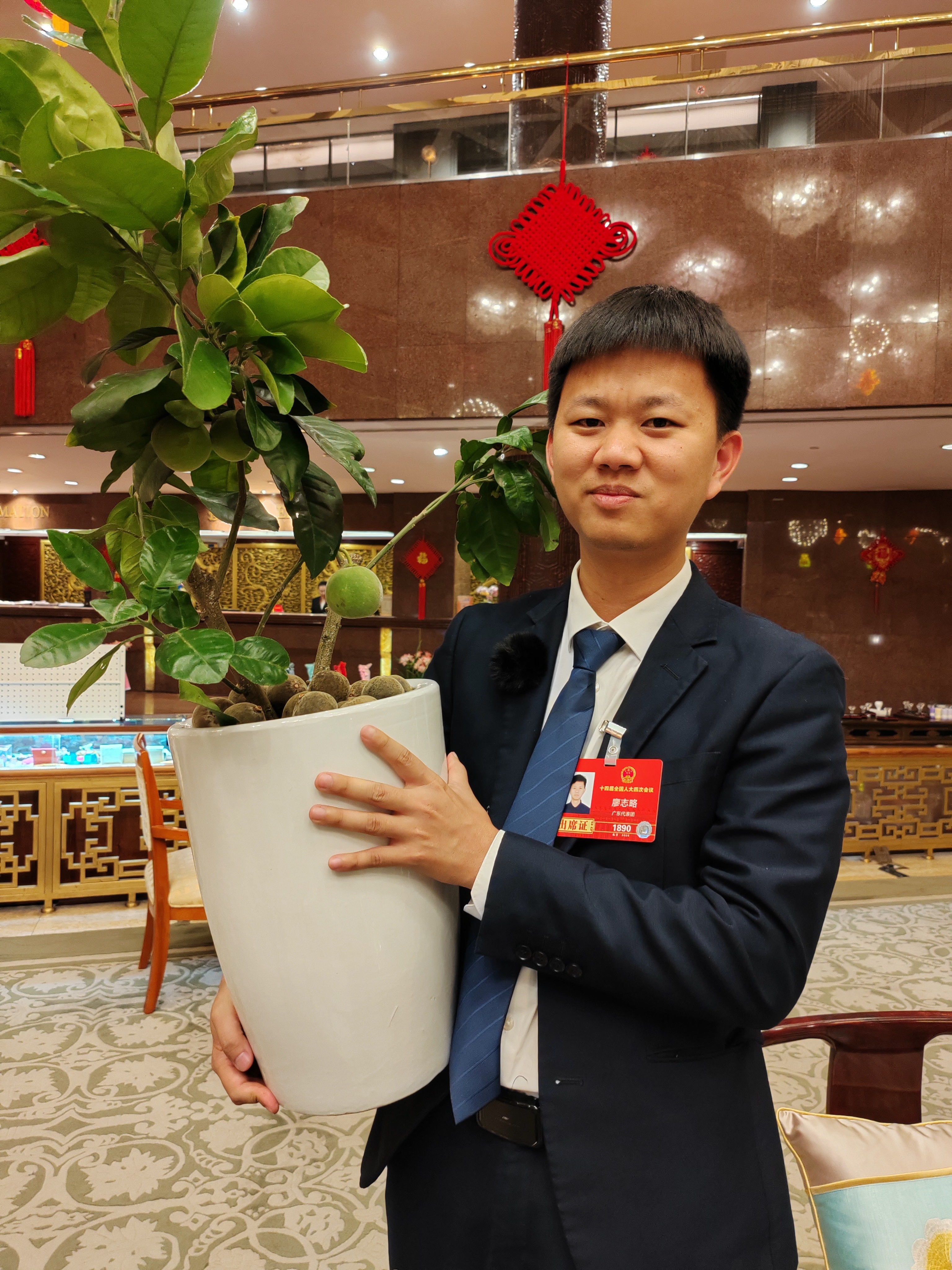 廖志略代表手捧一盆化橘紅苗。洪秋婷 攝