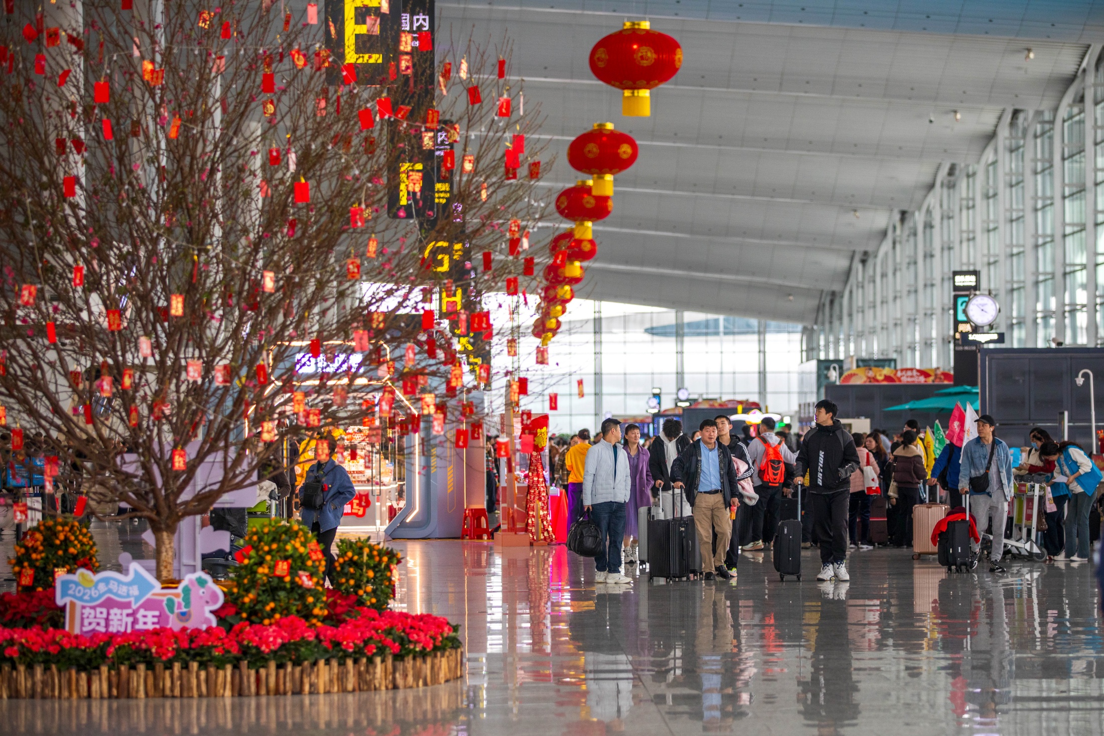 2026年春運期間，廣州白雲國際機場年味濃、客流旺。廣州白雲國際機場供圖