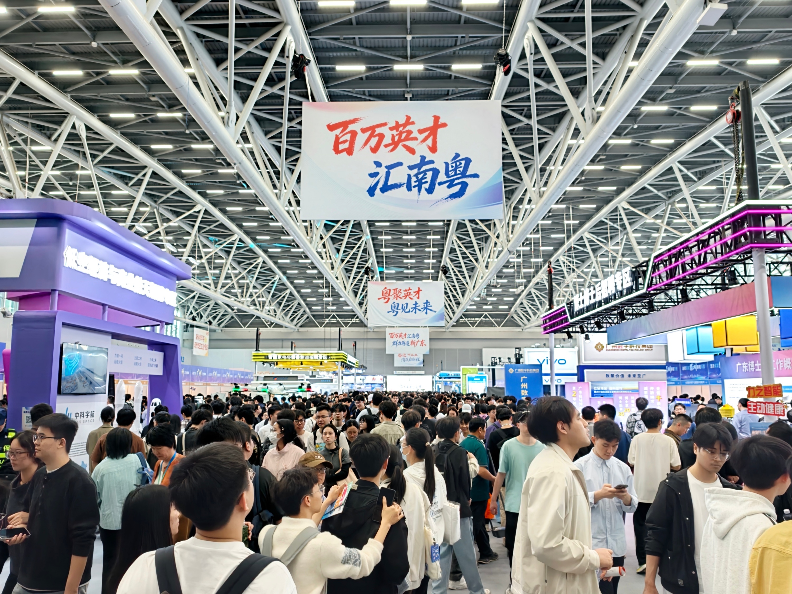 3月15日，招聘会现场，吸引各方英才到来。人民网记者 王雅蝶摄