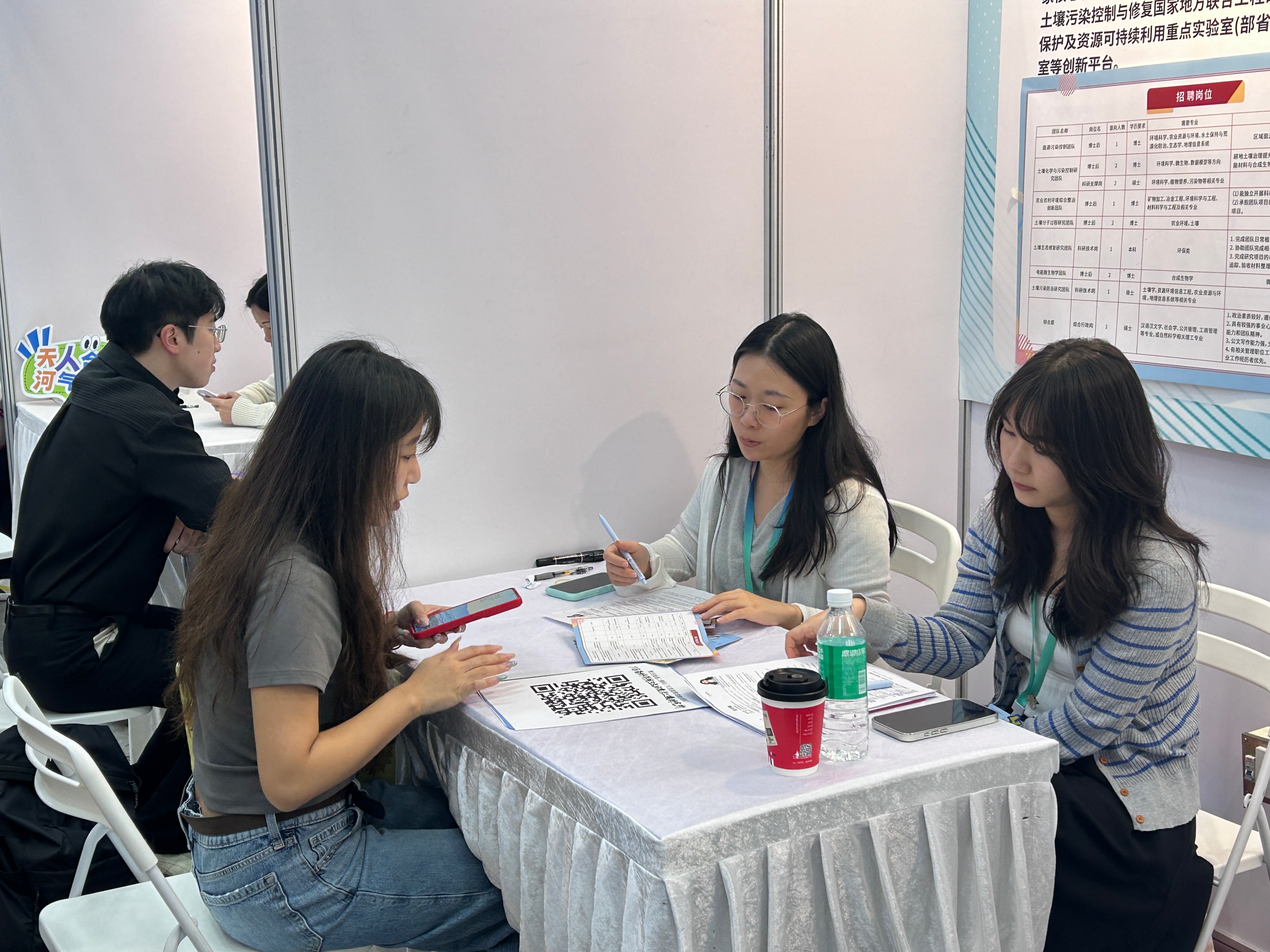 3月15日，招聘会现场，求职者与招聘方开展交流。实习生 兰航宇摄